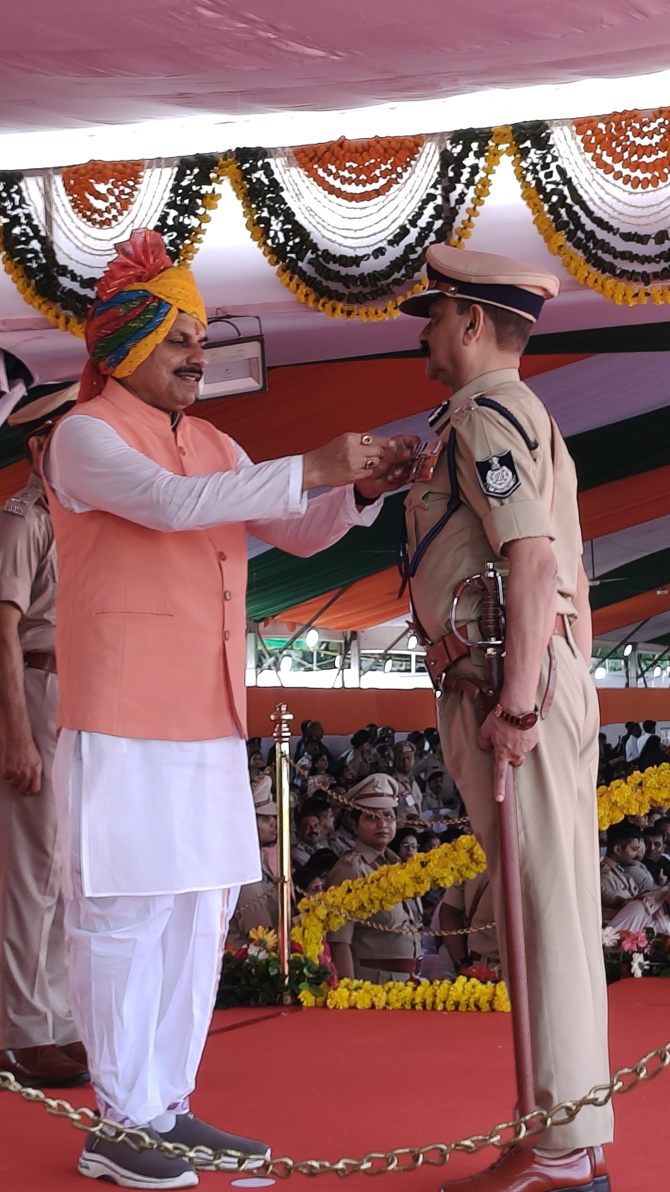 मुख्यमंत्री डॉ. मोहन यादव ने दिए वीरता, विशिष्ट सेवा और सराहनीय सेवा पदक - पदक अलंकरण समारोह में शामिल हुए पुलिस, जेल, होमगार्ड के अधिकारी-कर्मचारी 3 1755239322 IMG20250815100320