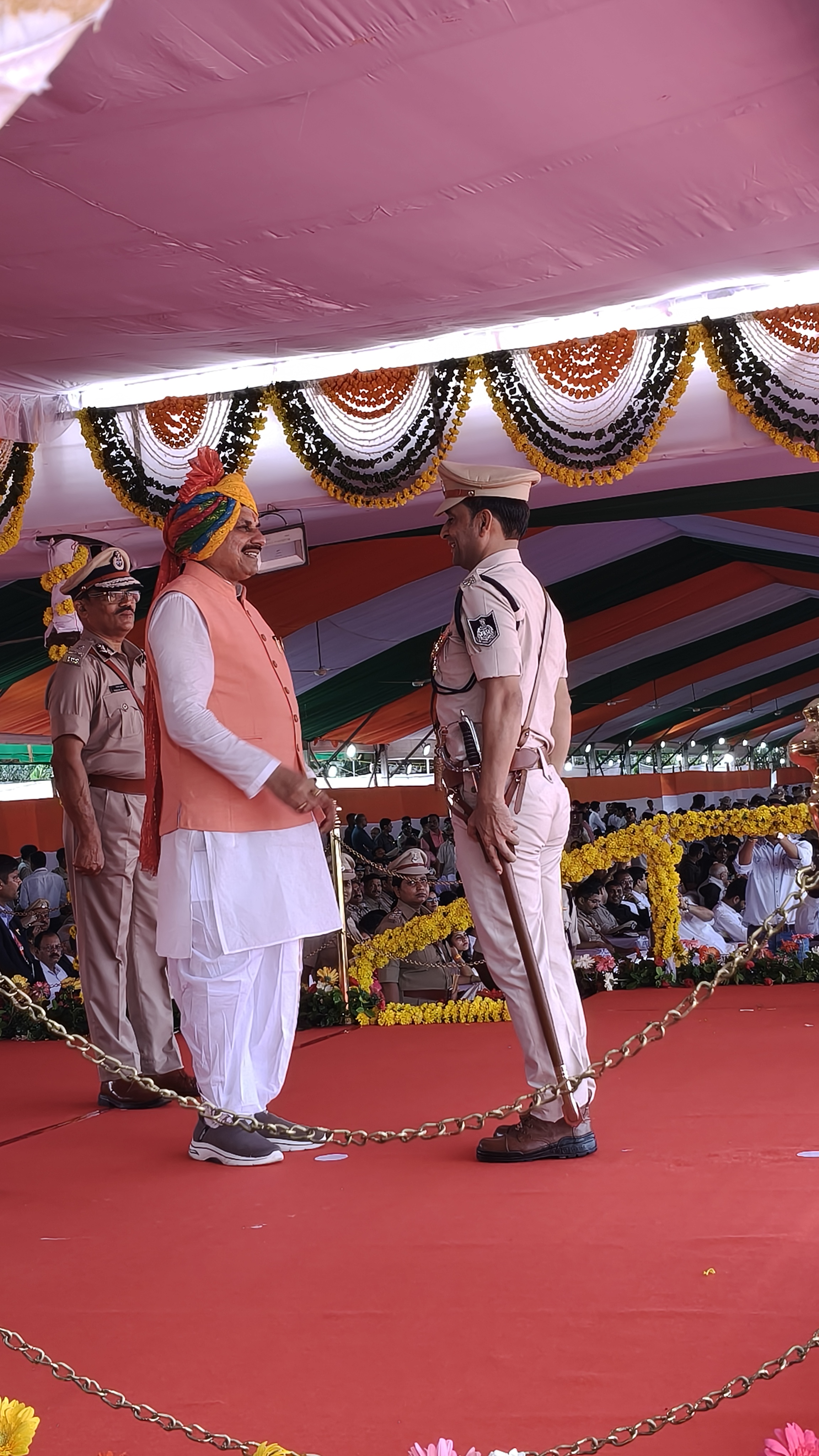 मुख्यमंत्री डॉ. मोहन यादव ने दिए वीरता, विशिष्ट सेवा और सराहनीय सेवा पदक - पदक अलंकरण समारोह में शामिल हुए पुलिस, जेल, होमगार्ड के अधिकारी-कर्मचारी 5 1755239396 IMG20250815100819