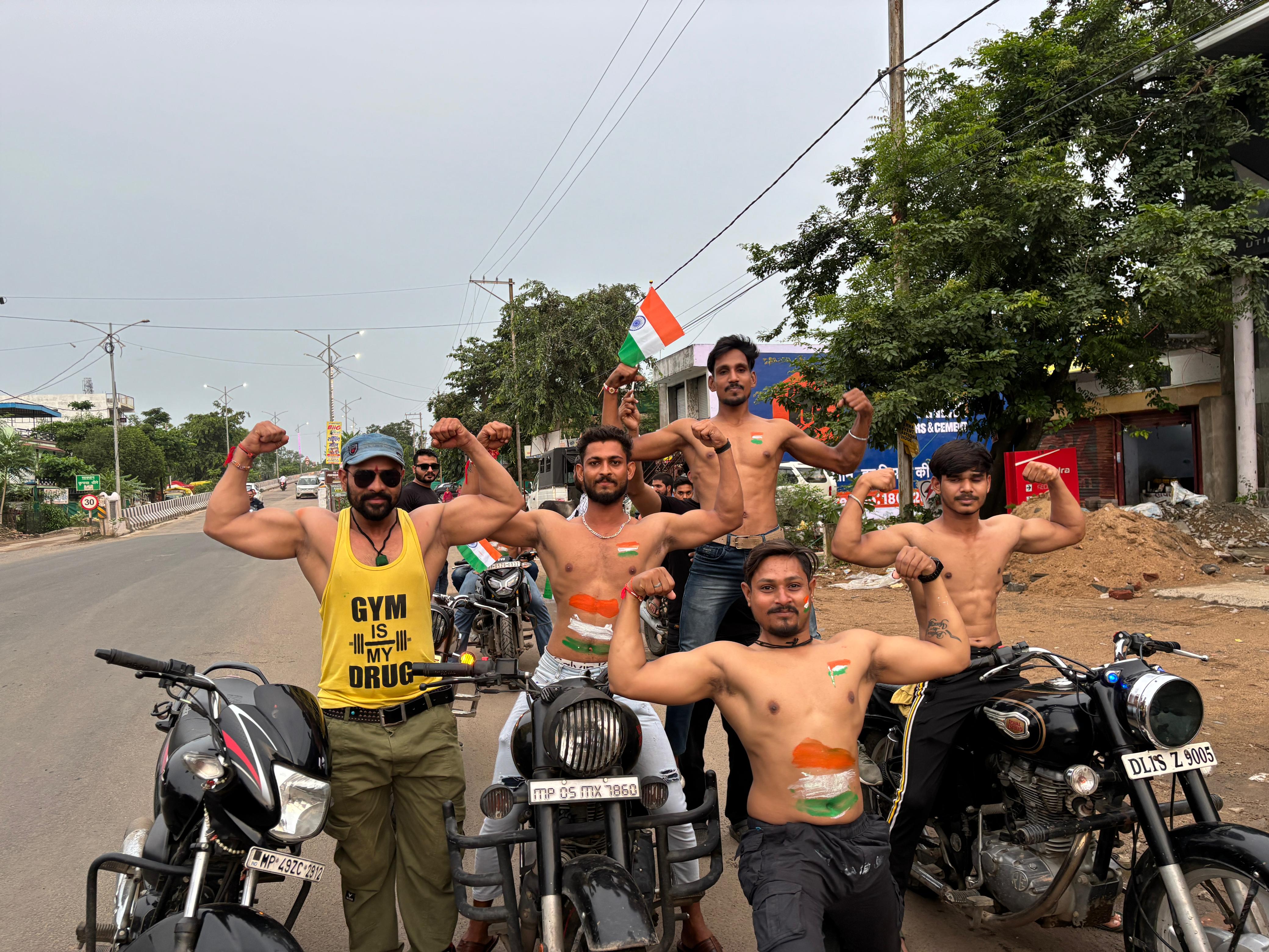 युवाओं ने अनूठे अंदाज में बाइक पर निकाली तिरंगा यात्रा, दिया जागरूकता का संदेश 3 1755322413 1001530869