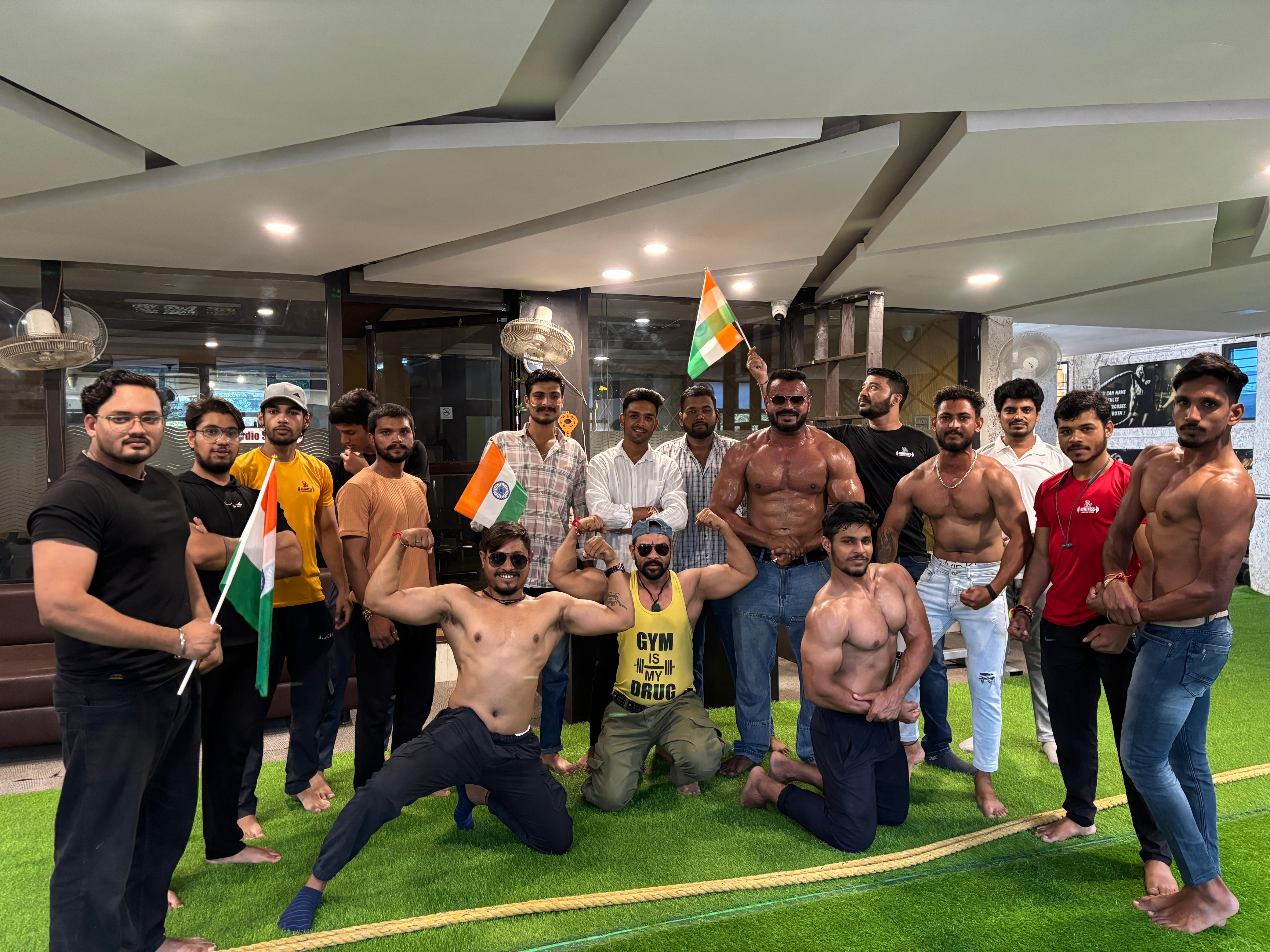 युवाओं ने अनूठे अंदाज में बाइक पर निकाली तिरंगा यात्रा, दिया जागरूकता का संदेश 4 1755322413 1001531082