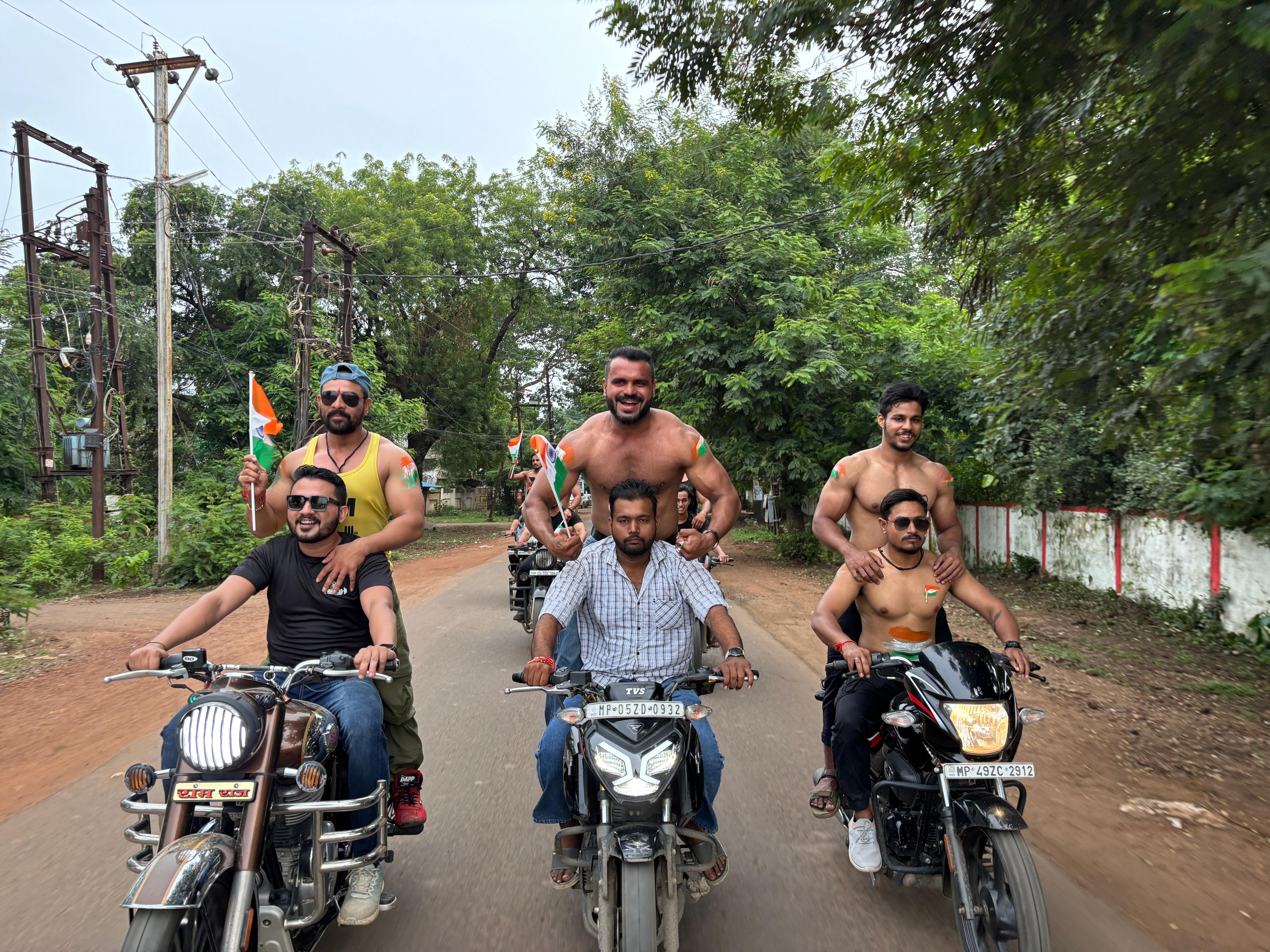 युवाओं ने अनूठे अंदाज में बाइक पर निकाली तिरंगा यात्रा, दिया जागरूकता का संदेश 2 1755322414 1001531027