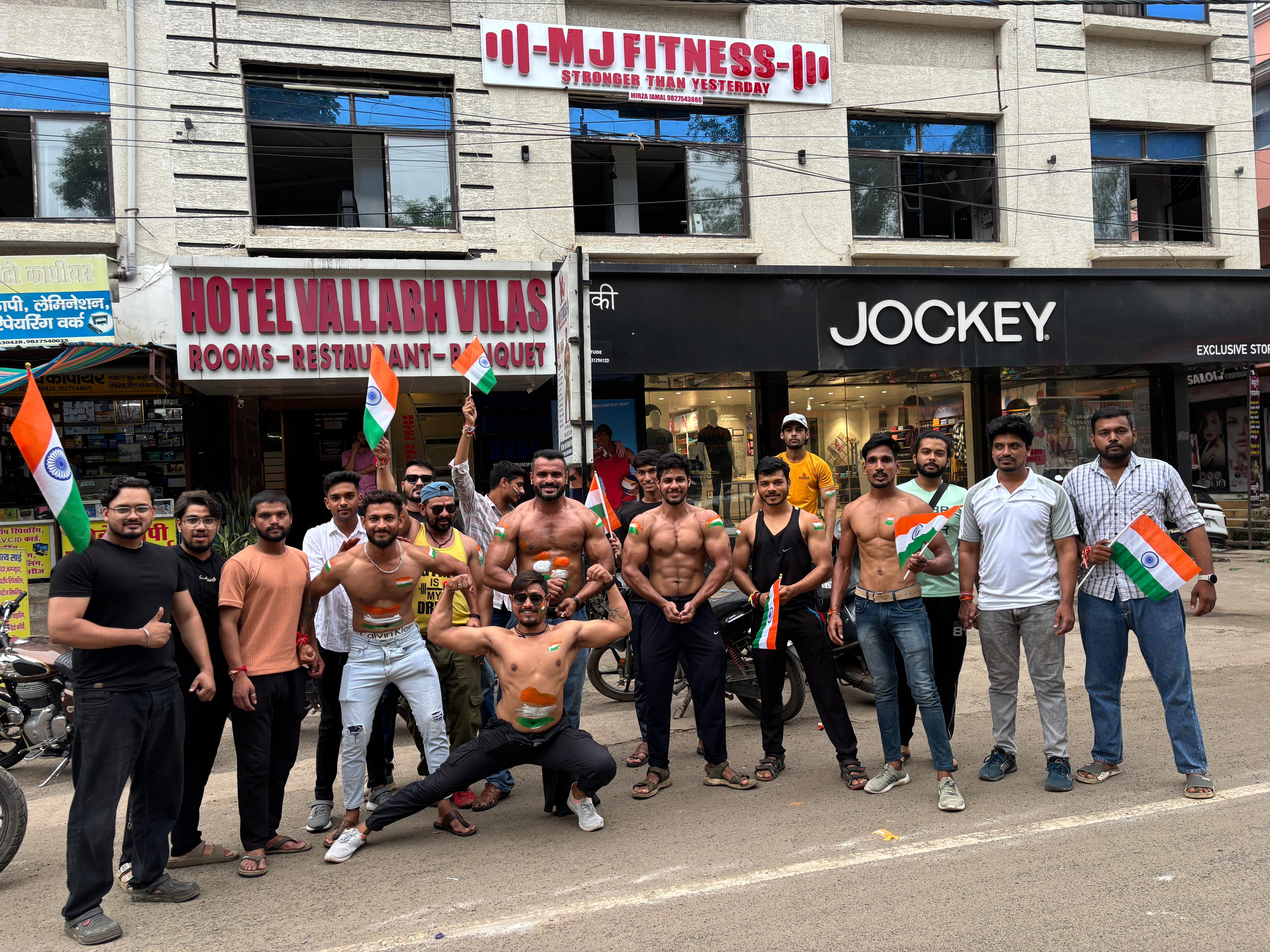 युवाओं ने अनूठे अंदाज में बाइक पर निकाली तिरंगा यात्रा, दिया जागरूकता का संदेश 1 1755322414 1001531071