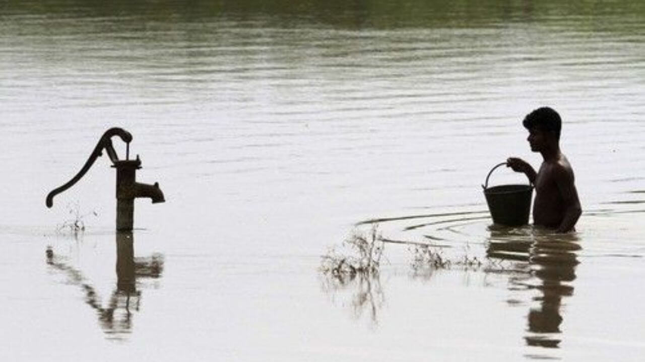 दमोह में जलभराव के बीच दूषित पानी पीने को मजबूर ग्रामीण 2 1755769884 MpBreakingNews43273927
