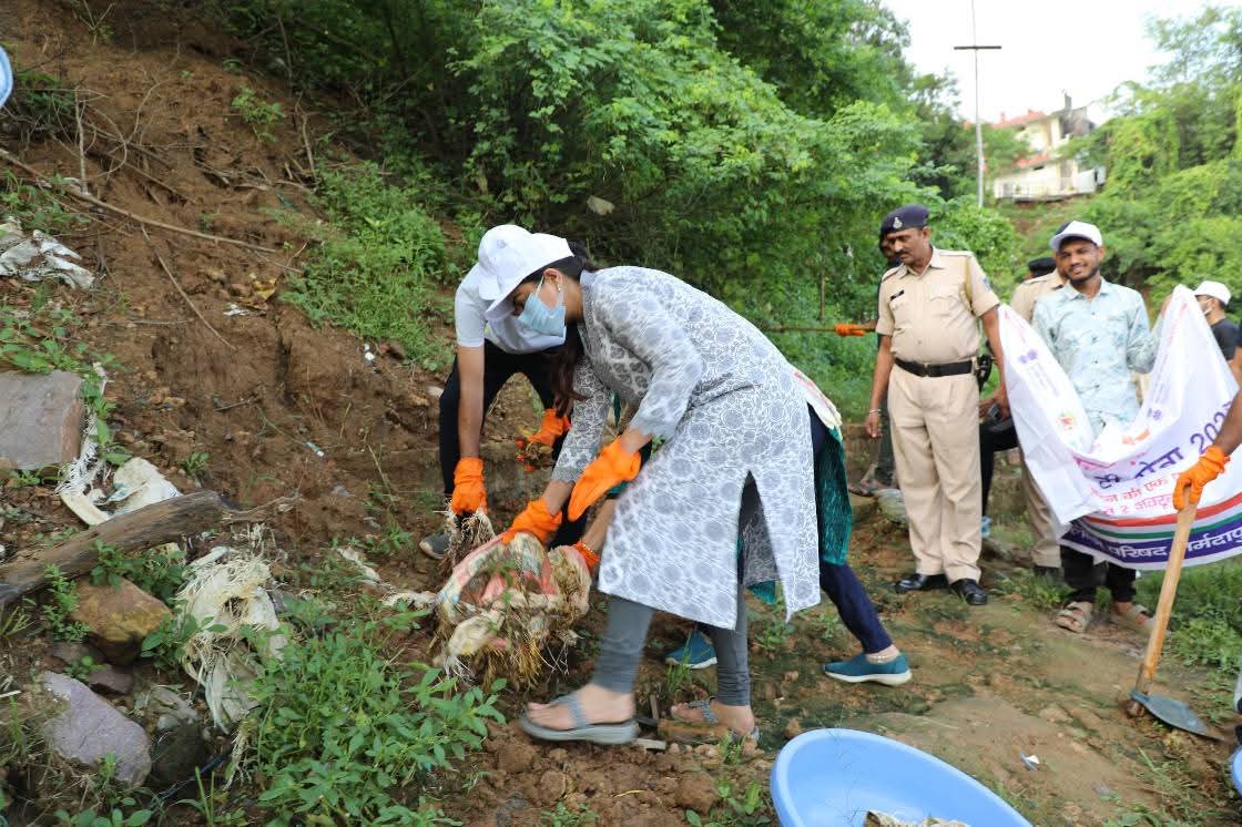 नर्मदापुरम कलेक्टर ने किया श्रमदान, विवेकानंद घाट पर चलाया स्वच्छता अभियान 2 1758794597 2a57bedb c70c 4143 995d 9418869d627d