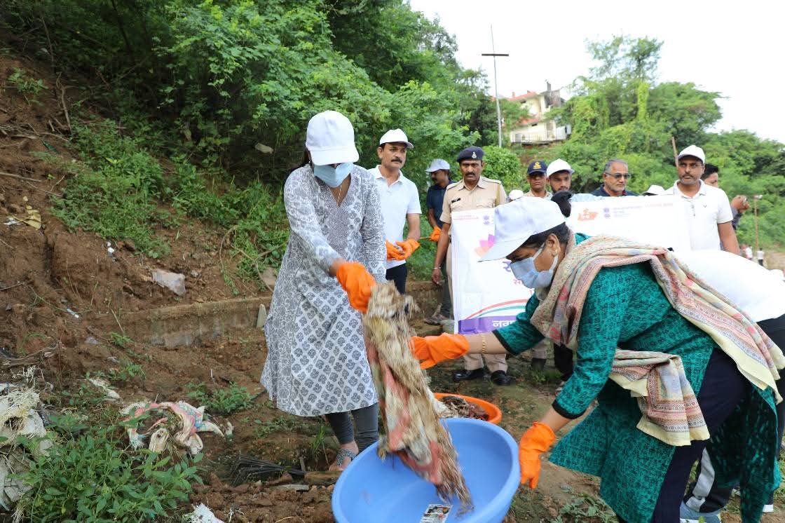 नर्मदापुरम कलेक्टर ने किया श्रमदान, विवेकानंद घाट पर चलाया स्वच्छता अभियान 3 1758794603 b189640a 1fc4 4ca9 95d9 c8a5da666f86
