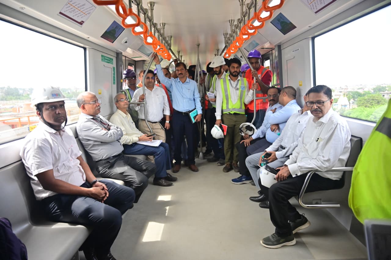 मेट्रो के कमर्शियल रन को हरी झंडी देने से पहले मेट्रो ट्रेन में किया सफर 2 1758885277 94dcc6c5 ea52 4277 aaf1 a167bdd9ae38