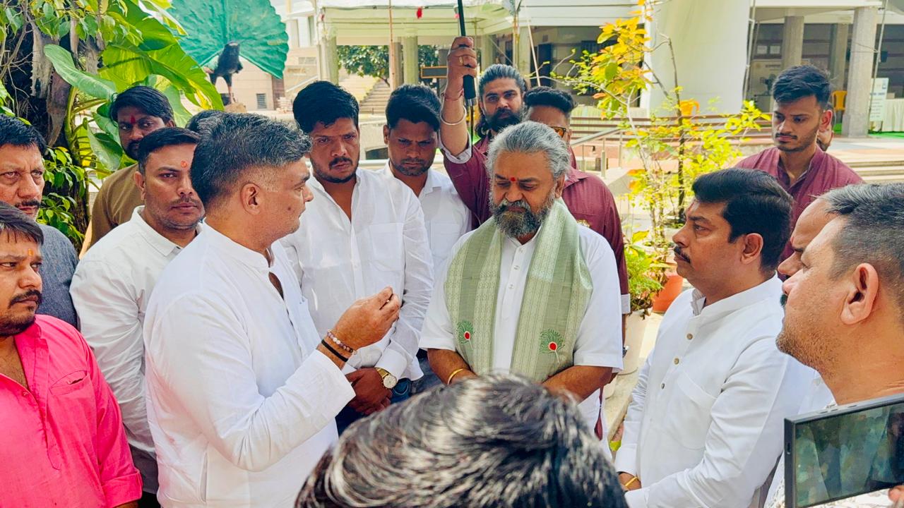 गौ मांस को टैक्स फ्री करने के विरोध में कांग्रेस नेता ने गुरुदेव को भेंट किया 'गौस्मृति चिह्न' 2 1759054839 2675633f c07e 4a86 bb00 e670994eaecb