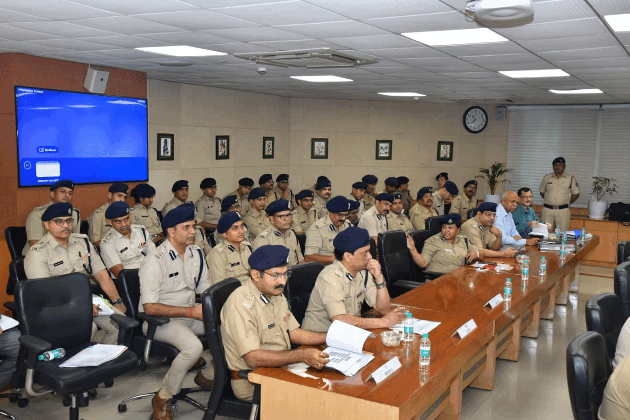 डीजीपी ने ली कानून-व्यवस्था पर गहन समीक्षा बैठक, 8500 पदों पर भर्ती प्रक्रिया शुरू 2 1759843007 ezgif 5a1b45009b5b2b