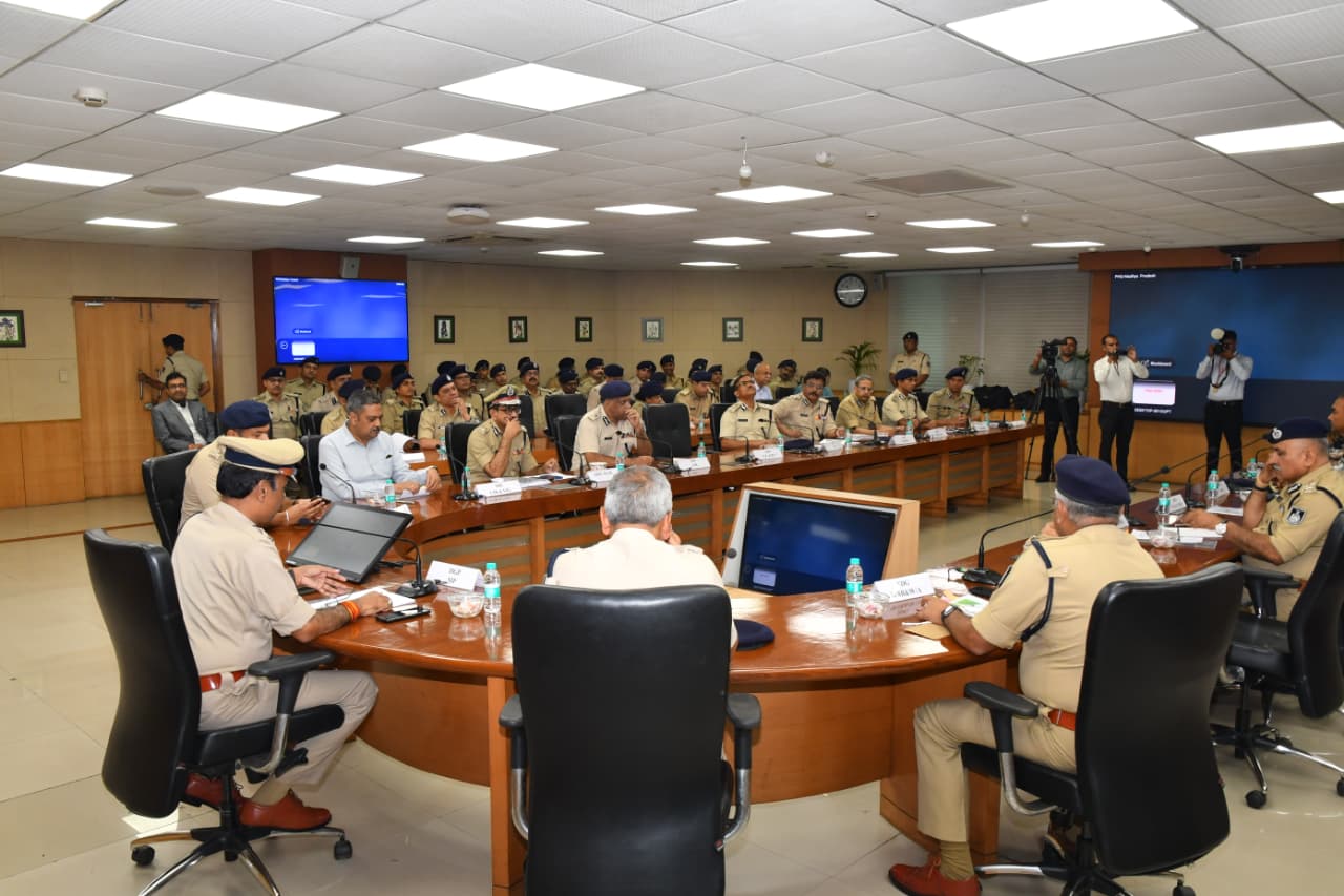 डीजीपी ने ली कानून-व्यवस्था पर गहन समीक्षा बैठक, 8500 पदों पर भर्ती प्रक्रिया शुरू 4 1759843037 692f0bf3 894f 4297 a460 26bd67311ead
