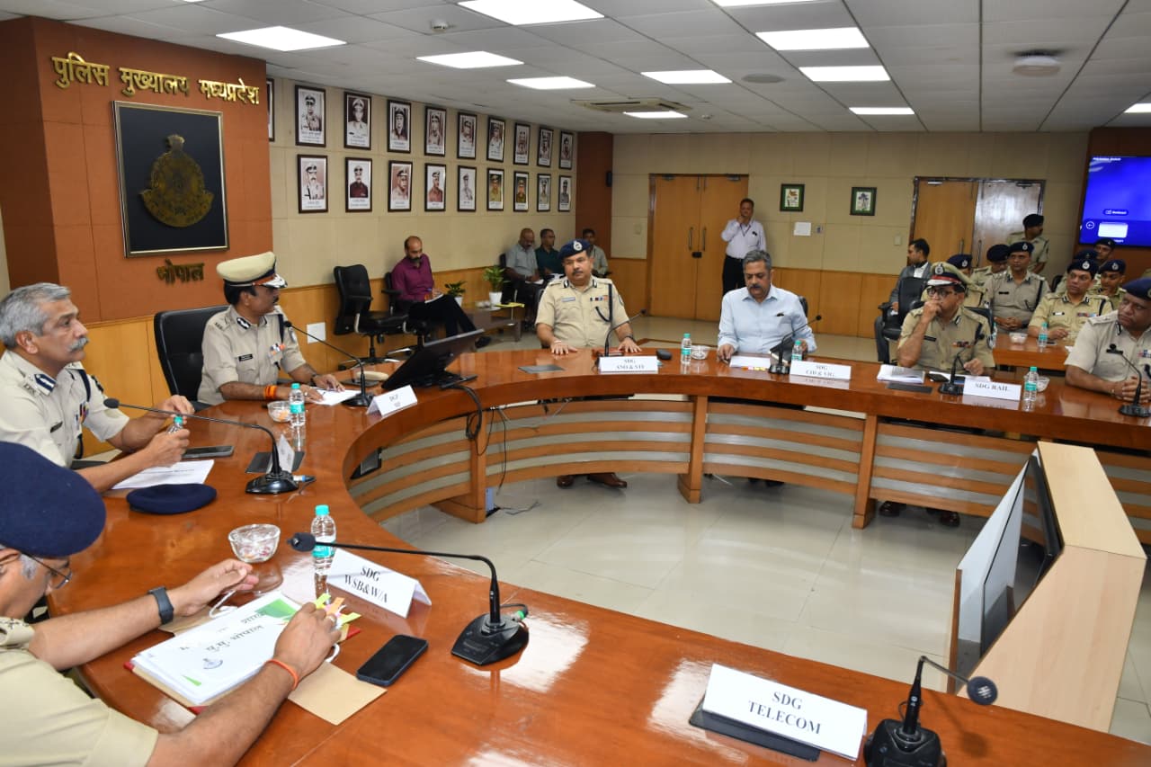 डीजीपी ने ली कानून-व्यवस्था पर गहन समीक्षा बैठक, 8500 पदों पर भर्ती प्रक्रिया शुरू 5 1759843042 953ad115 5cfc 40a6 a583 f69b53210bc2