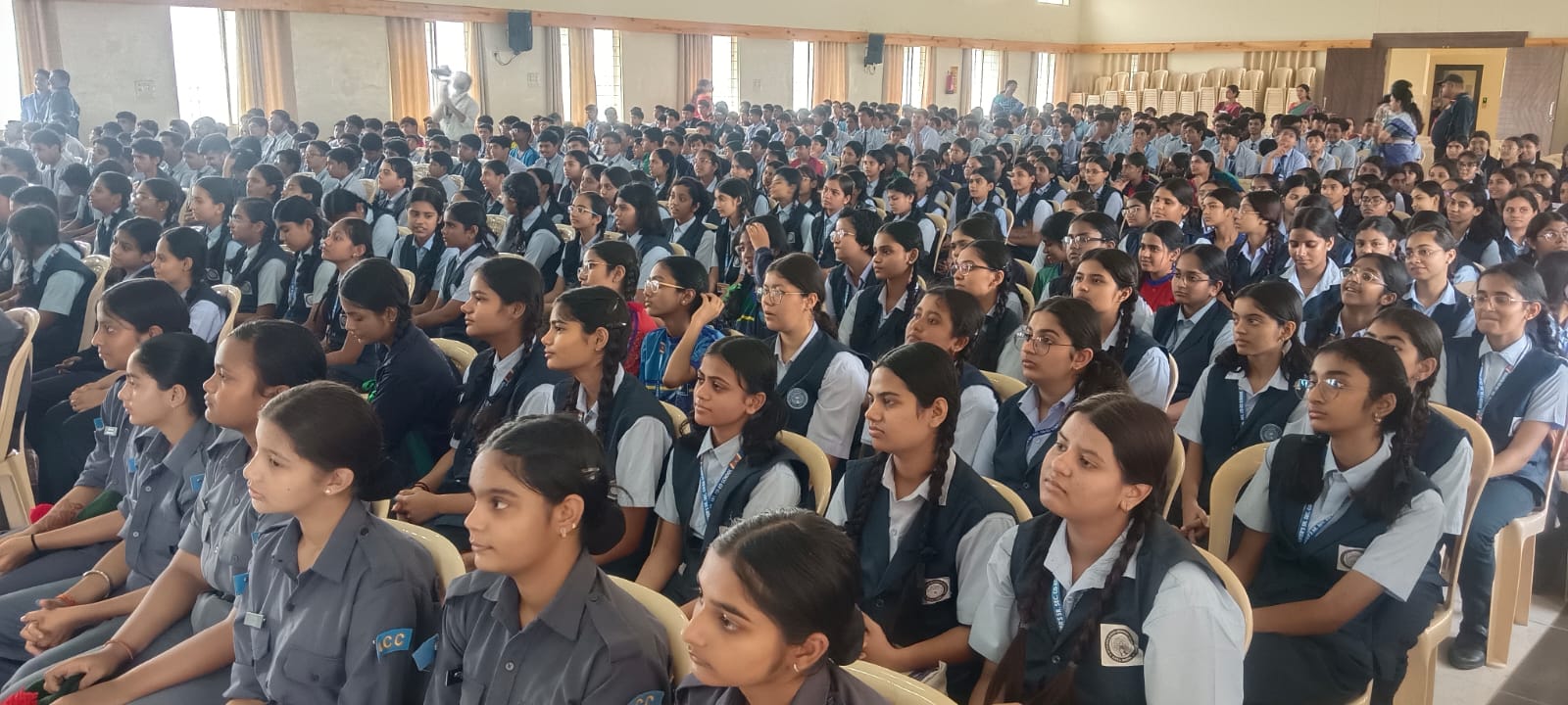 भोपाल के सेंट जेवियर स्कूल में 1000 छात्रों ने सीखा 'स्टे सेफ ऑनलाइन', साइबर फ्रॉड से बचाव के उपाय 2 1761306776 6ed29604 a535 45cc 8dd9 0841f33fef47