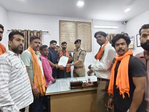 भोपाल रेलवे कॉलोनी में तनाव: 'आधी रात आस्था पर प्रहार'! प्राचीन शिव मंदिर तोड़ा 2 1761463108 1000556978 1761424083